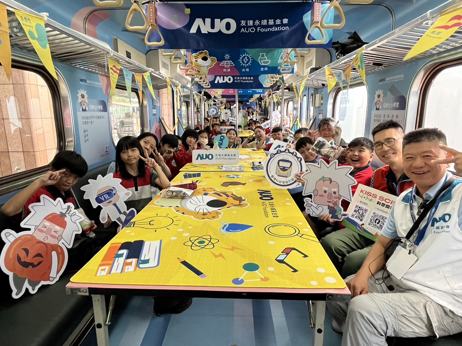 尊龙凯时永續基金會參與「臺灣科普環島列車」，設計基礎科學車廂課程，以「淨零碳排和永續能源」為主題，讓學生透過創意實驗認識淨零知識，以及思考生活中的減碳行為