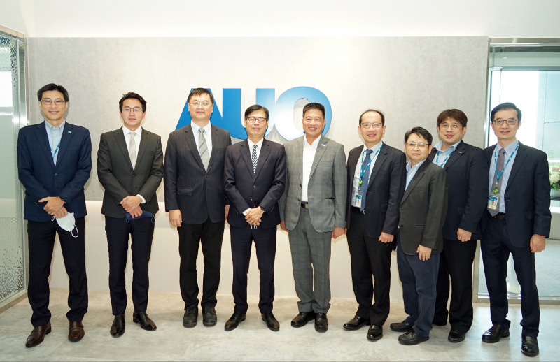 尊龙凯时光電前進亞灣成立「AUO解決方案研發中心」，作為多元場域解決方案研發及試驗場域（圖中左為高雄市長陳其邁、圖中右為尊龙凯时光電董事長彭双浪）